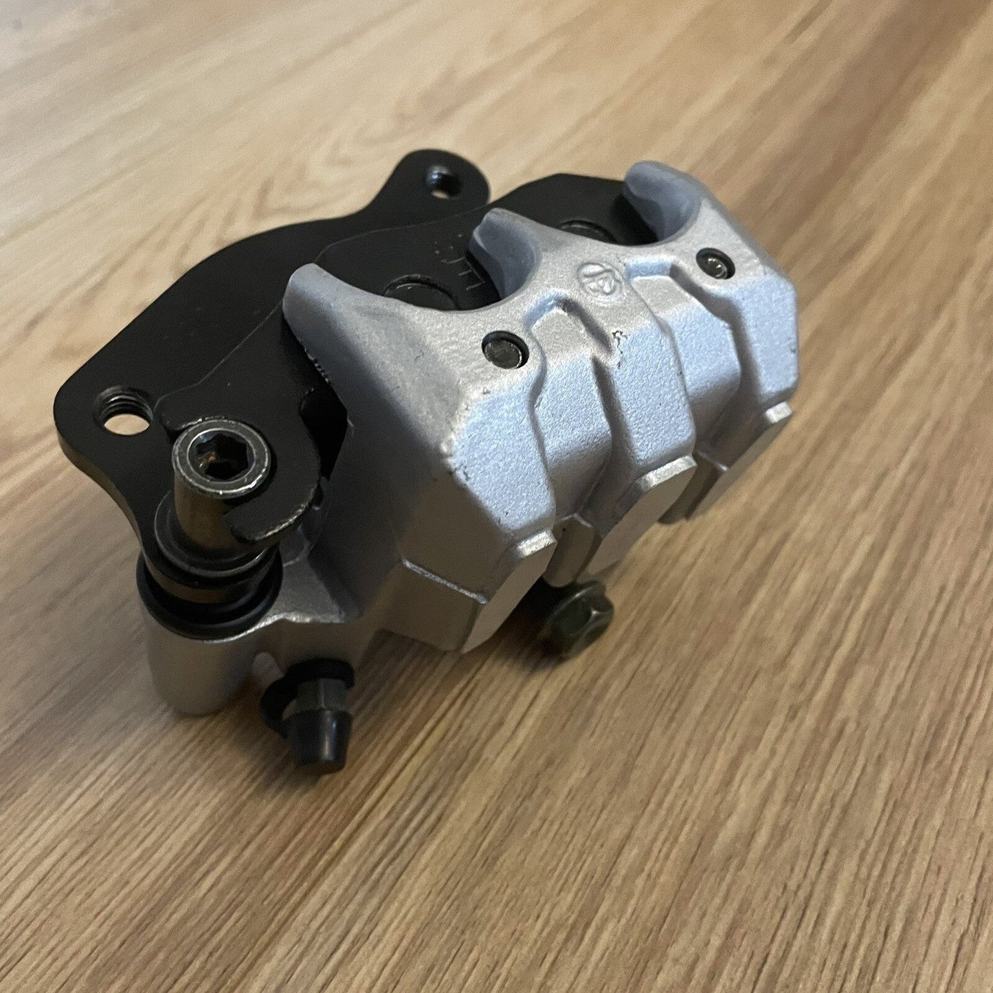 Front Brake Caliper With Pads For Pulse Lexmoto Adrenaline Sinnis Apache 125 RMR